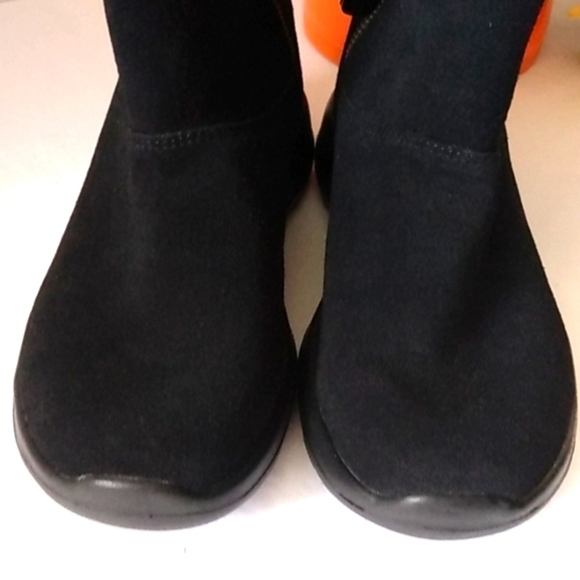 SKECHERS AIR COOLED GOGA MAT BLACK SUEDE ANKLE BOOTS SIZE 5.5 NWT - Picture 2 of 7
